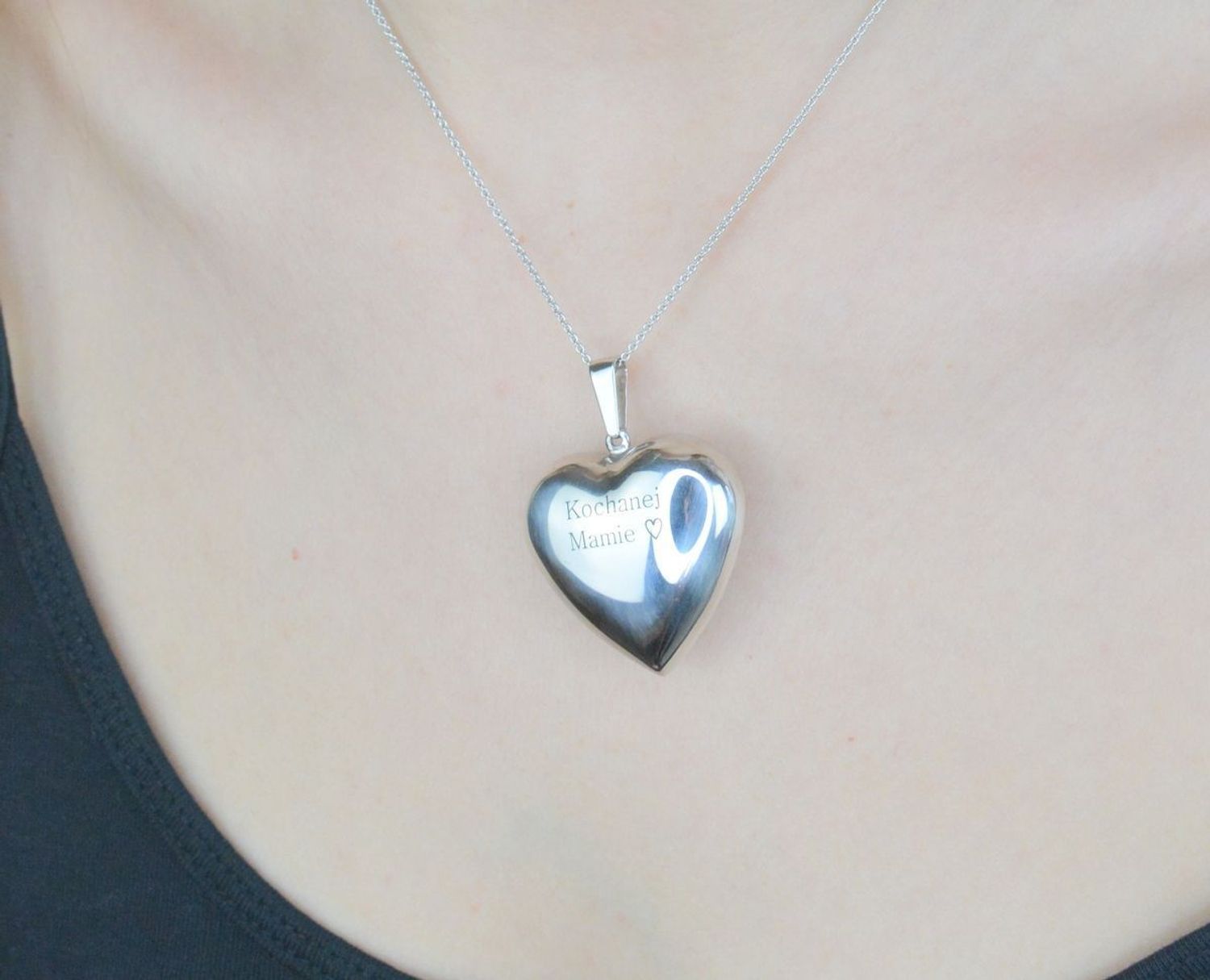 Srebrna zawieszka wypukłe serce ''Kochanej mamie'' Prezent na Dzień Mamy 276920070780Mama.jpg