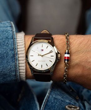 Męski zegarek Tommy Hilfiger Classic 2770221 z kwarcowym mechanizmem Seiko Y121F, złotą kopertą, białą tarczą i skórzanym paskiem. Wodoszczelność 30 m, klasyczny styl.2.jpg