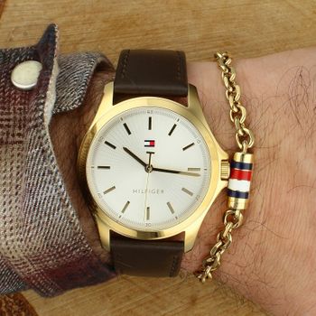 Męski zegarek Tommy Hilfiger Classic 2770221 z kwarcowym mechanizmem Seiko Y121F, złotą kopertą, białą tarczą i skórzanym paskiem. Wodoszczelność 30 m, klasyczny styl.4.jpg