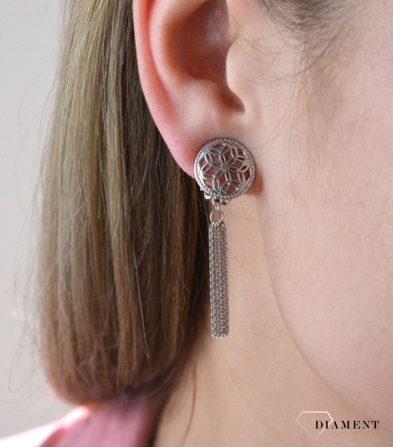 Srebrne klipsy okrągłe ażurowe z wiszącymi łańcuszkami 27732030. Będą idealnym prezentem dla silnej, nowoczesnej kobiety. Do kolczyków można dopasować łańcuszek oraz bransoletkę dostępne w naszej ofercie tworząc modny zestaw.jpg