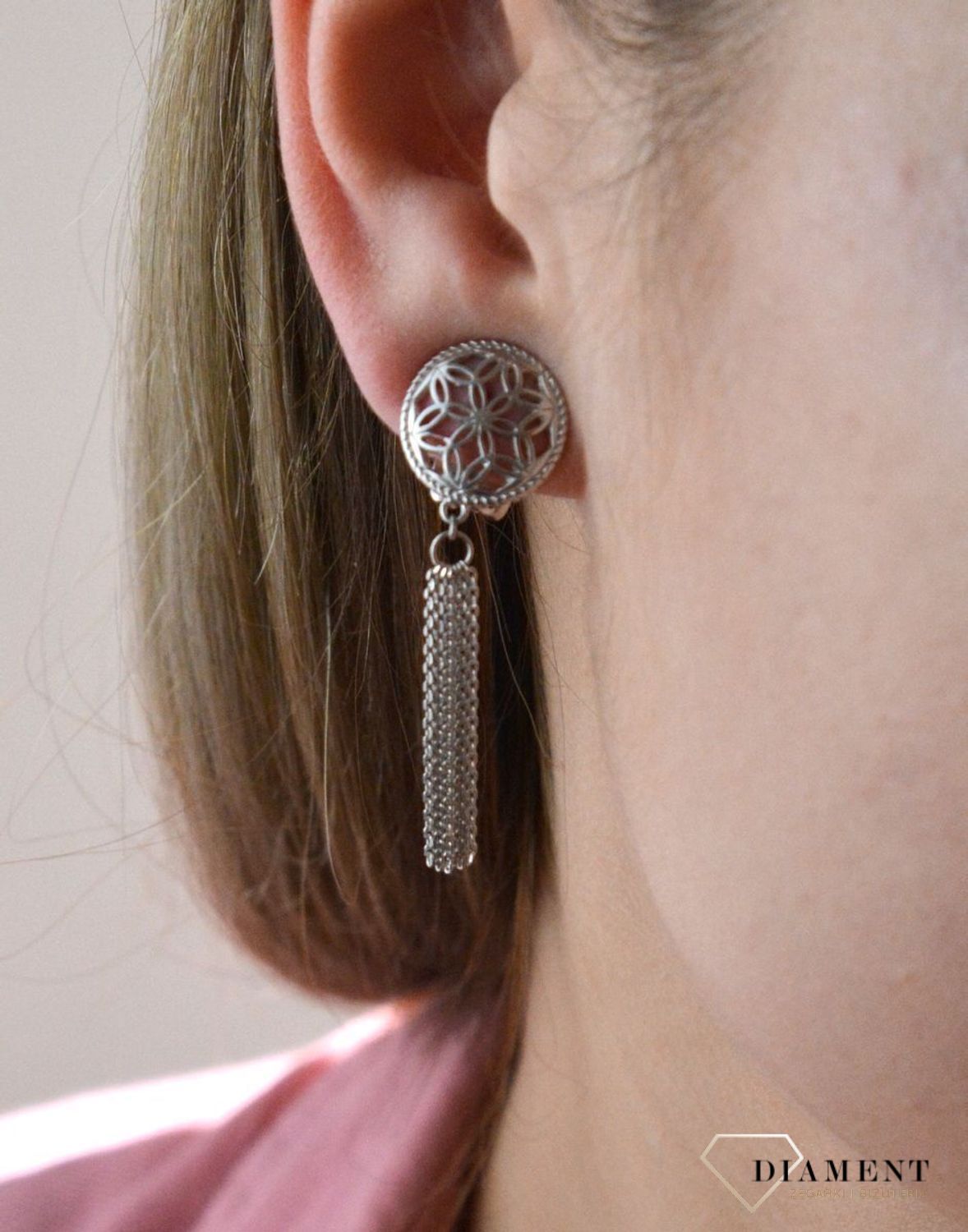 Srebrne klipsy okrągłe ażurowe z wiszącymi łańcuszkami 27732030. Będą idealnym prezentem dla silnej, nowoczesnej kobiety. Do kolczyków można dopasować łańcuszek oraz bransoletkę dostępne w naszej ofercie tworząc modny zestaw.jpg