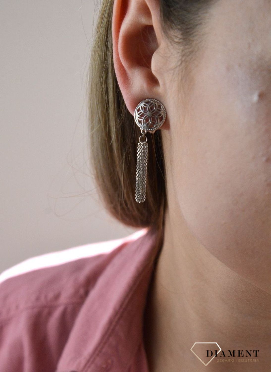 Srebrne klipsy okrągłe ażurowe z wiszącymi łańcuszkami 27732030. Będą idealnym prezentem dla silnej, nowoczesnej kobiety. Do kolczyków można dopasować łańcuszek oraz bransoletkę dostępne w naszej ofercie tworząc modny zestaw.jpg