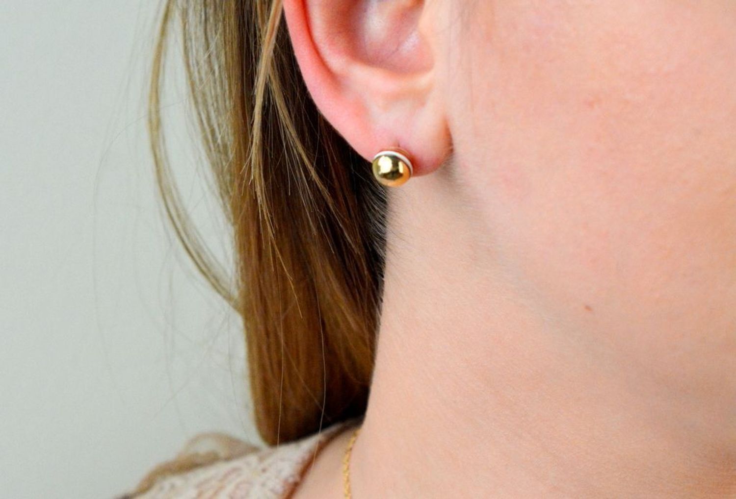 Kolczyki damskie koła Tommy Hilfiger koła 2780388 ✓Biżuteria Tommy Hilfiger✓Kolczyki w kolorze złotym w Sklepie z Biżuterią zegarki-diament.pl✓Piękne i Eleganckie kolczyki✓Darmowa wysyłka✓ (1).webp