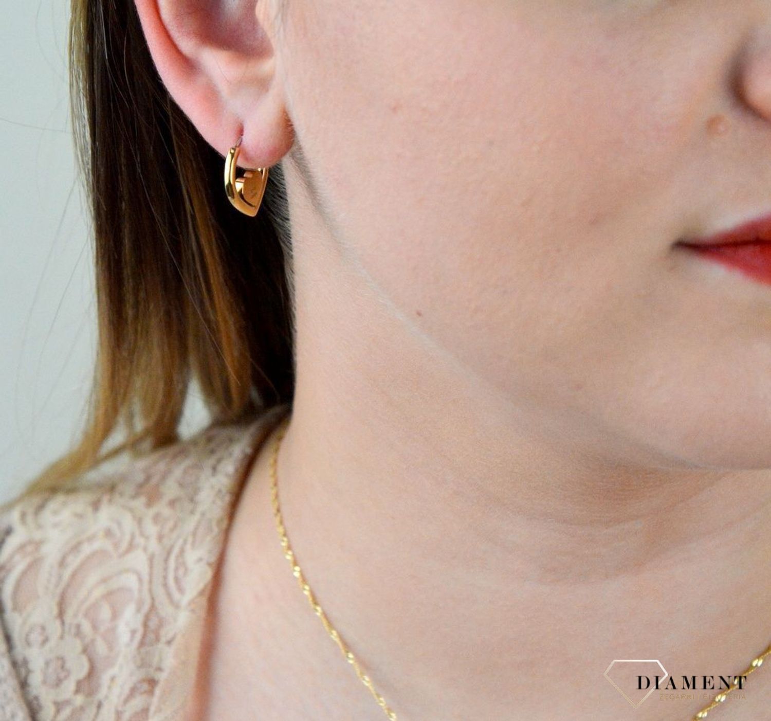 Kolczyki damskie TOMMY HILFIGER w kolorze złota 2780557 ✓Biżuteria Tommy Hilfiger✓Kolczyki w kolorze złotym w Sklepie z Biżuterią zegarki-diament.pl✓Piękne i Eleganckie kolczyki✓Darmowa wysyłka✓ (1).jpg