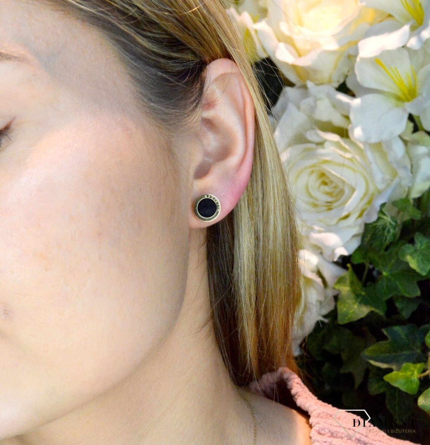 Kolczyki damskie stalowe Tommy Hilfiger 2780662. Kolczyki ze stali. Markowe kolczyki. Kolczyki damskie wkrętki. Kolczyki z tomiego. Prezent na walentynki. Na prezent dla żony. Modna biżuteria..jpg