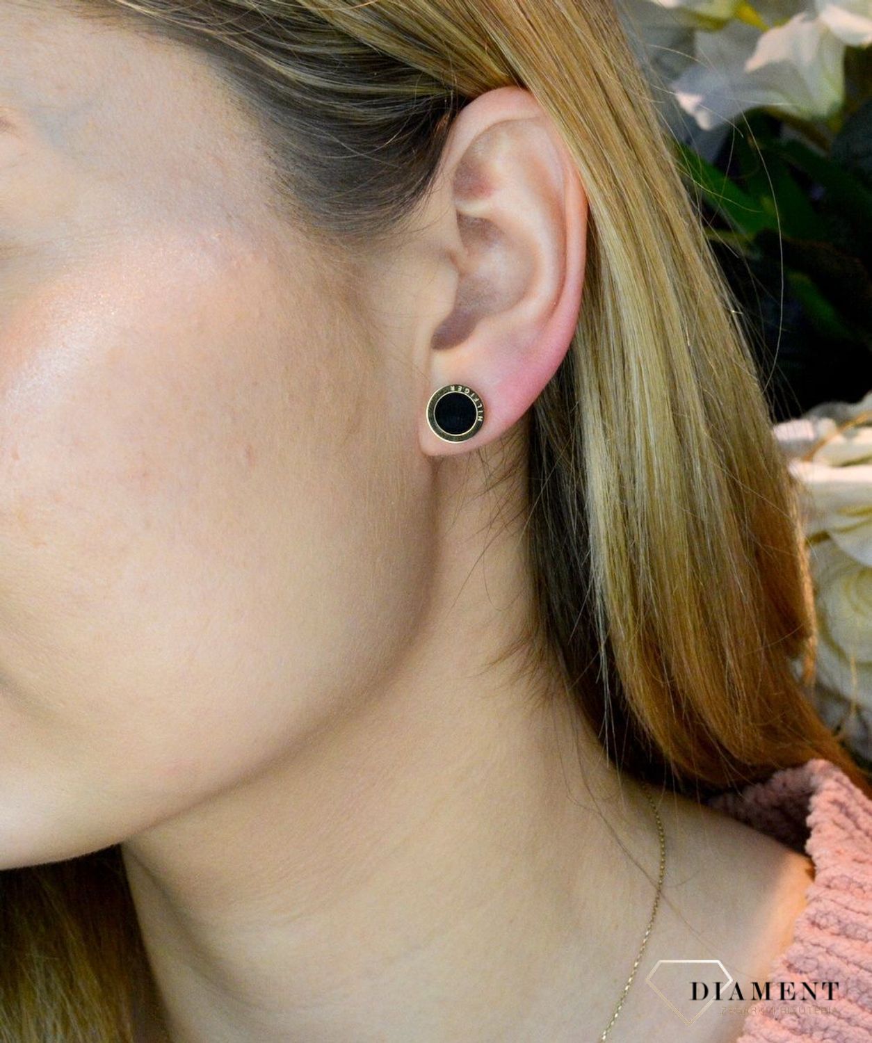 Kolczyki damskie stalowe Tommy Hilfiger 2780662. Kolczyki ze stali. Markowe kolczyki. Kolczyki damskie wkrętki. Kolczyki z tomiego. Prezent na walentynki. Na prezent dla żony. Modna biżuteria..jpg