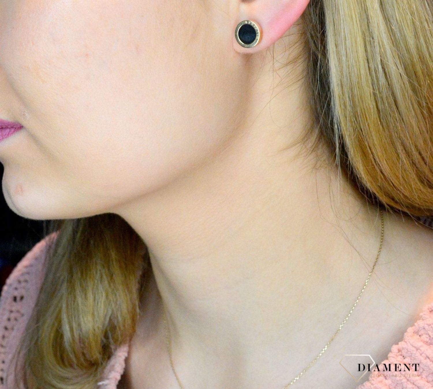 Kolczyki damskie stalowe Tommy Hilfiger 2780662. Kolczyki ze stali. Markowe kolczyki. Kolczyki damskie wkrętki. Kolczyki z tomiego. Prezent na walentynki. Na prezent dla żony. Modna biżuteria..jpg