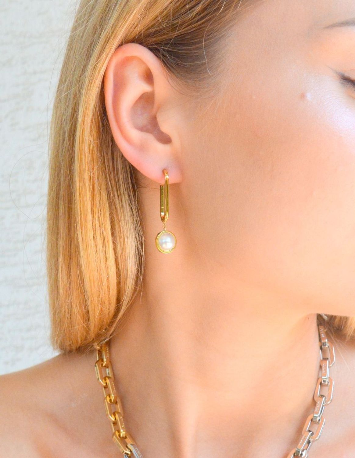 Złote kolczyki damskie Tommy Hilfiger z perełką 2780768.png