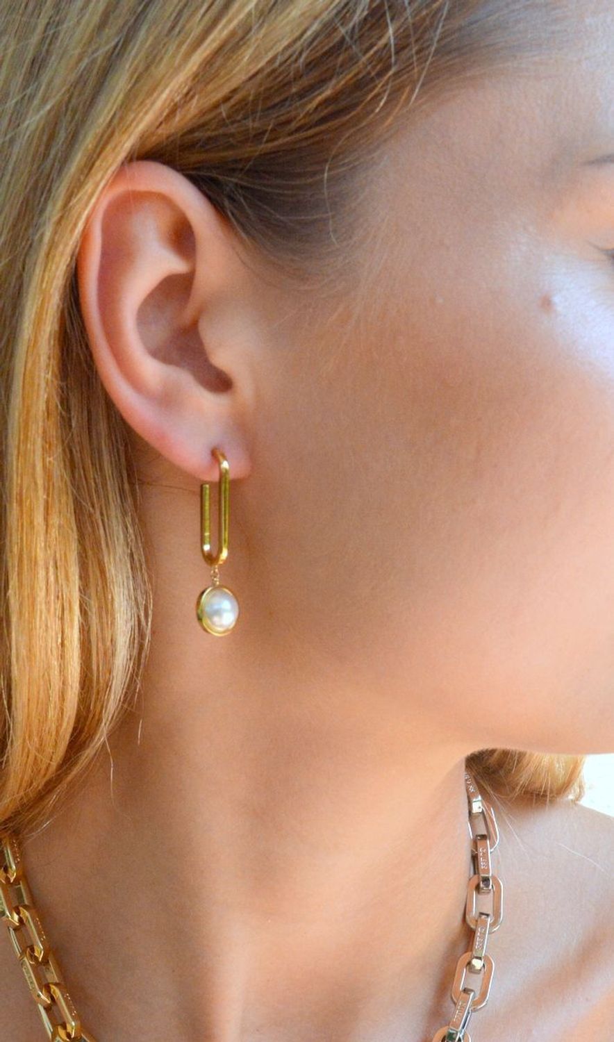 Złote kolczyki damskie Tommy Hilfiger z perełką 2780768.png