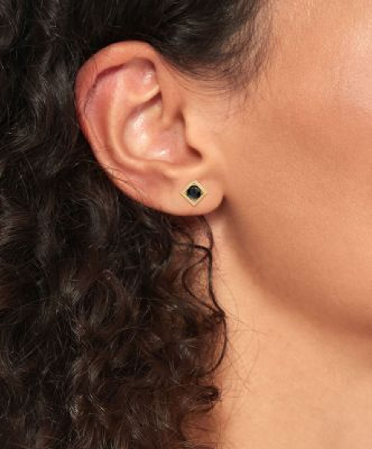 Kolczyki TOMMY HILFIGER 2780792 Tommy Hilfiger i niezwykłe Kolczyki TOMMY HILFIGER wykonane ze stali szlachetnej, które utrzymane są w złotym odcieniu z czarnym kamieniem oraz logo marki. 1.jpg