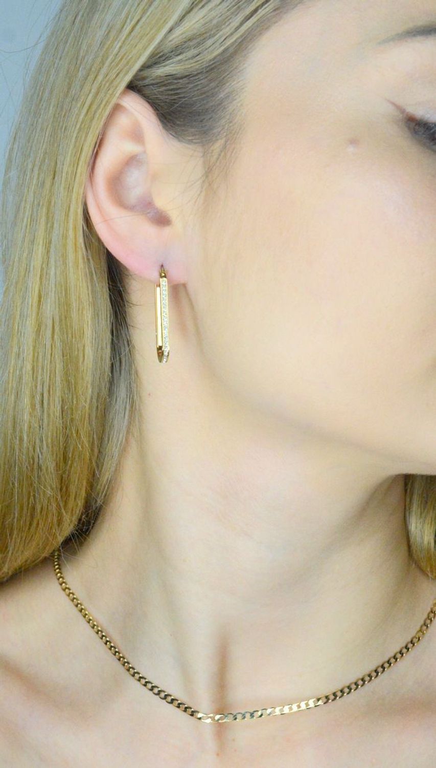 Kolczyki damskie TOMMY HILFIGER 7613272579438  Biżuteria Tommy Hilfiger i niezwykłe Kolczyki TOMMY HILFIGER wykonane ze stali szlachetnej, które utrzymane są w złotym odcieniu odcieniu ozdobione cyrkonią w kolorze biał.jpg