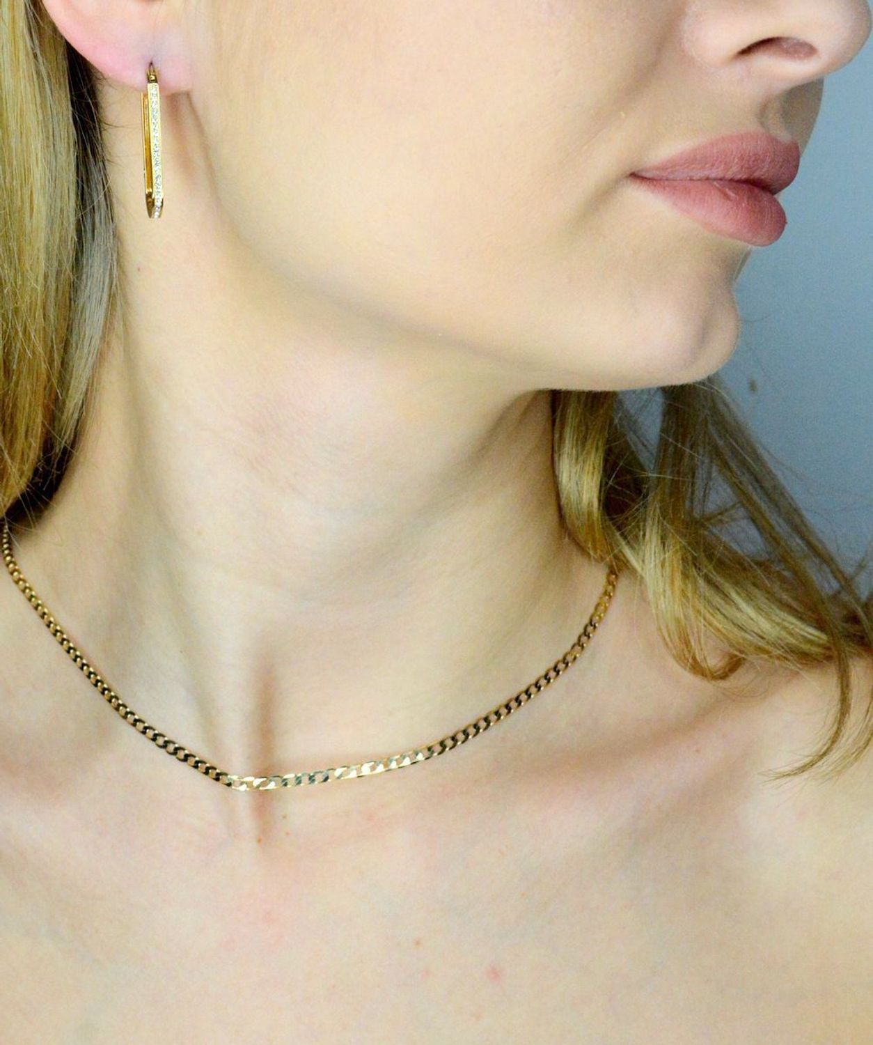 Kolczyki damskie TOMMY HILFIGER 7613272579438  Biżuteria Tommy Hilfiger i niezwykłe Kolczyki TOMMY HILFIGER wykonane ze stali szlachetnej, które utrzymane są w złotym odcieniu odcieniu ozdobione cyrkonią w kolorze biał.jpg