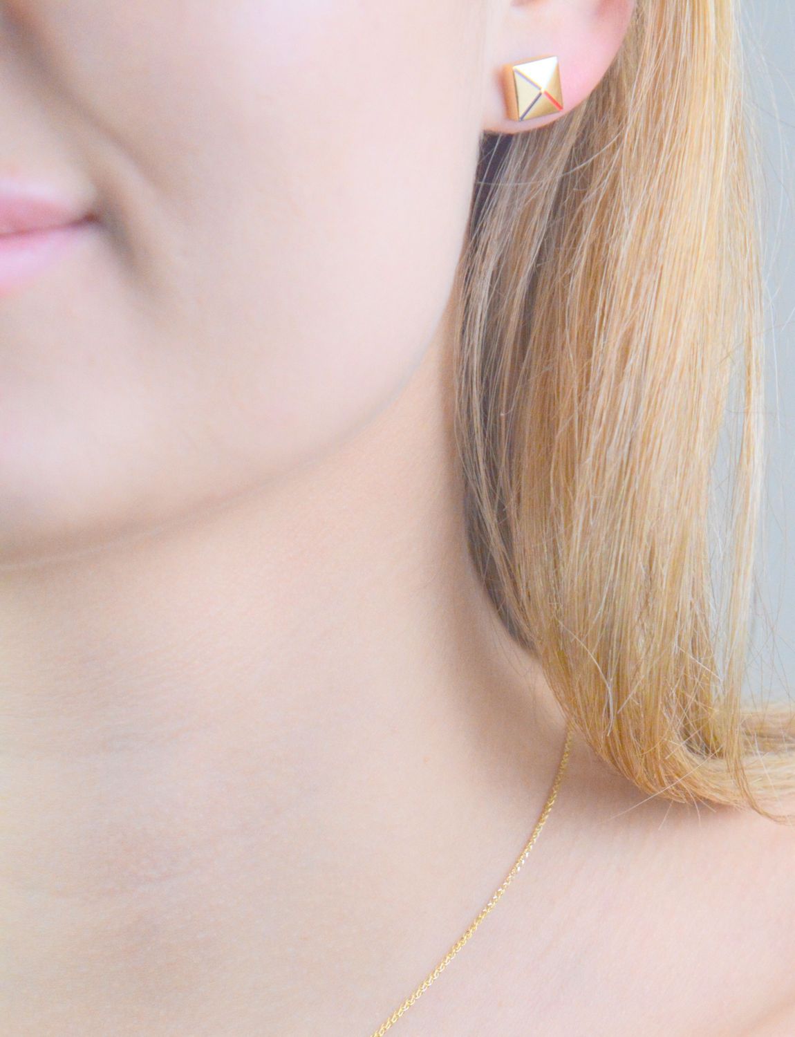 Kolczyki TOMMY HILFIGER 2780916 Biżuteria Tommy Hilfiger i niezwykłe Kolczyki TOMMY HILFIGER wykonane ze stali szlachetnej, które utrzymane są w złotym odcieniu z granatowo, biało, czerwoną emalią..jpg