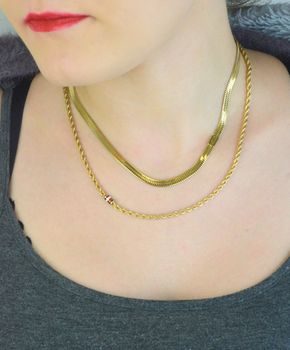 Złoty naszyjnik damski Tommy Hilfiger 2780980 z dwuwarstwowym designem i subtelnym detalem z logo marki. Regulowana długość, stal szlachetna, elegancki i nowoczesny (3).JPG