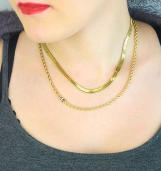 Złoty naszyjnik damski Tommy Hilfiger 2780980 z dwuwarstwowym designem i subtelnym detalem z logo marki. Regulowana długość, stal szlachetna, elegancki i nowoczesny (5).JPG