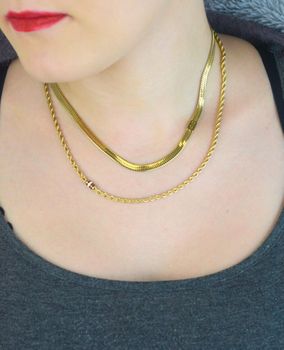 Złoty naszyjnik damski Tommy Hilfiger 2780980 z dwuwarstwowym designem i subtelnym detalem z logo marki. Regulowana długość, stal szlachetna, elegancki i nowoczesny (6).JPG