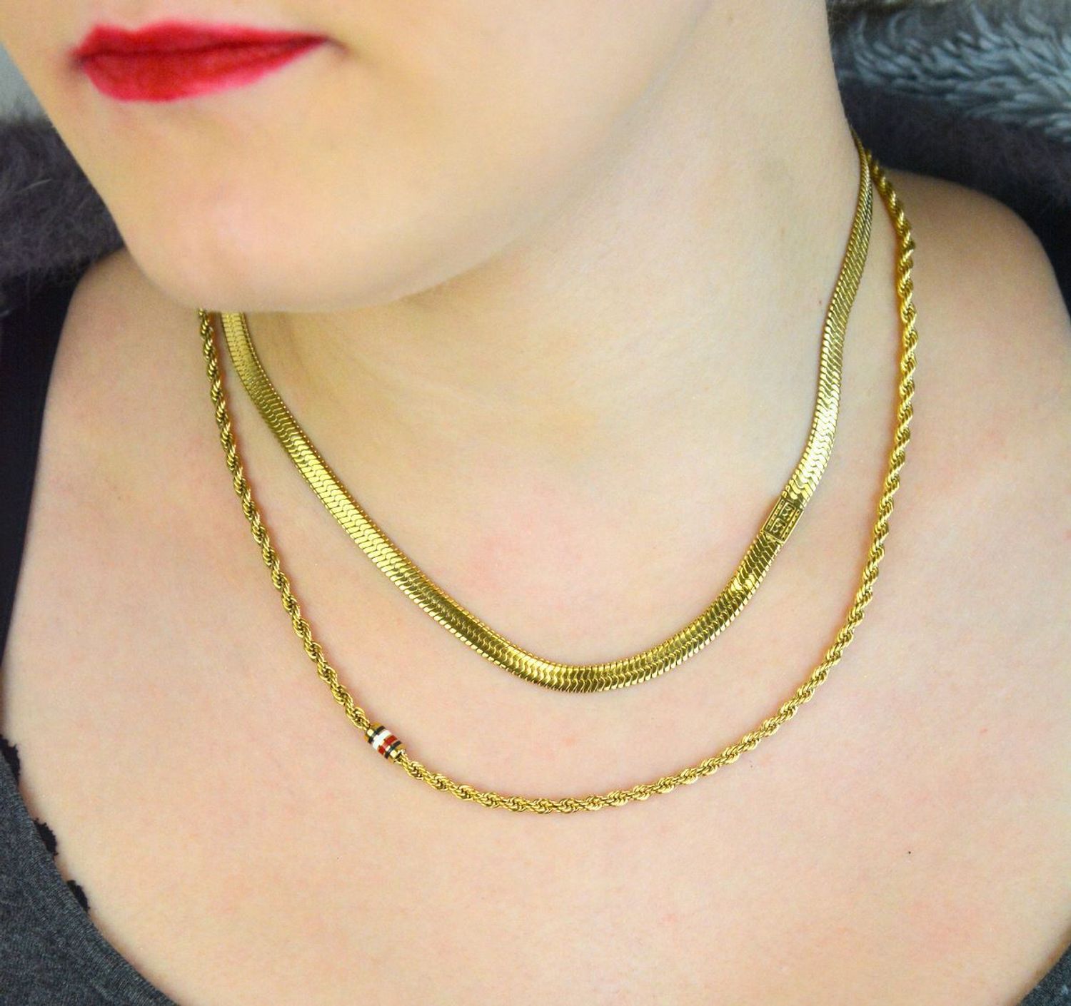 Złoty naszyjnik damski Tommy Hilfiger 2780980 z dwuwarstwowym designem i subtelnym detalem z logo marki. Regulowana długość, stal szlachetna, elegancki i nowoczesny.1.jpg