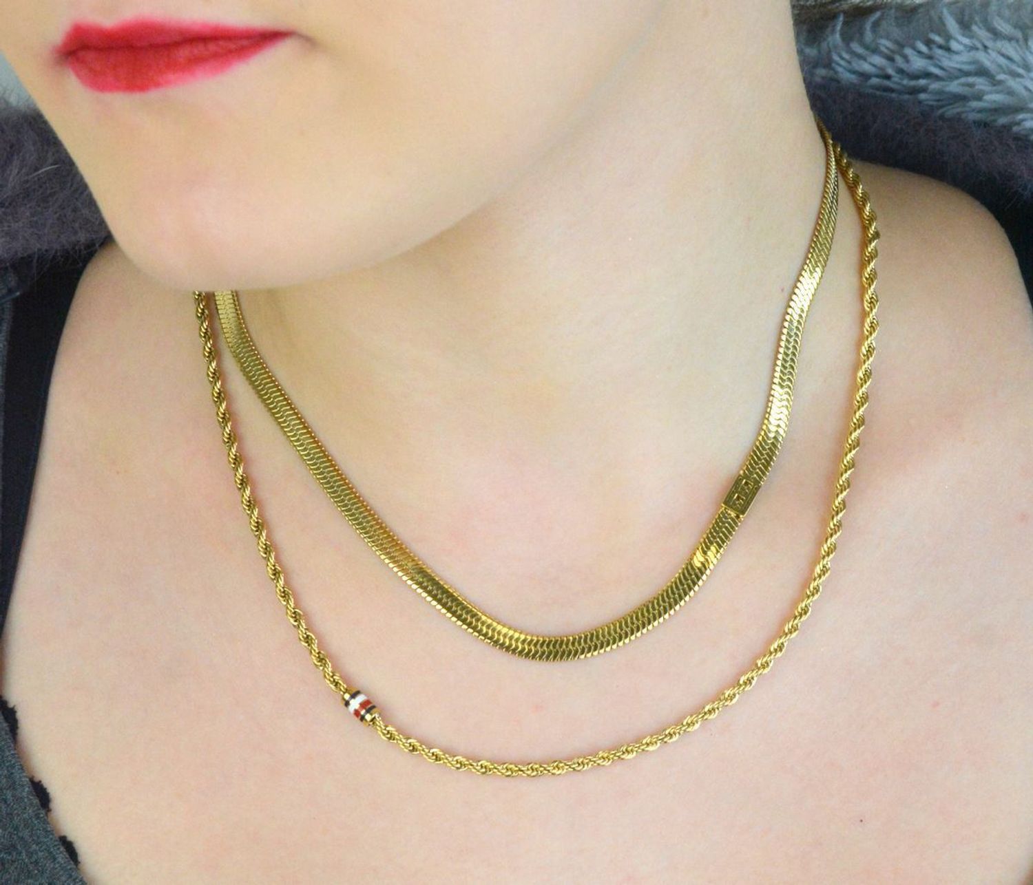 Złoty naszyjnik damski Tommy Hilfiger 2780980 z dwuwarstwowym designem i subtelnym detalem z logo marki. Regulowana długość, stal szlachetna, elegancki i nowoczesny.1.jpg