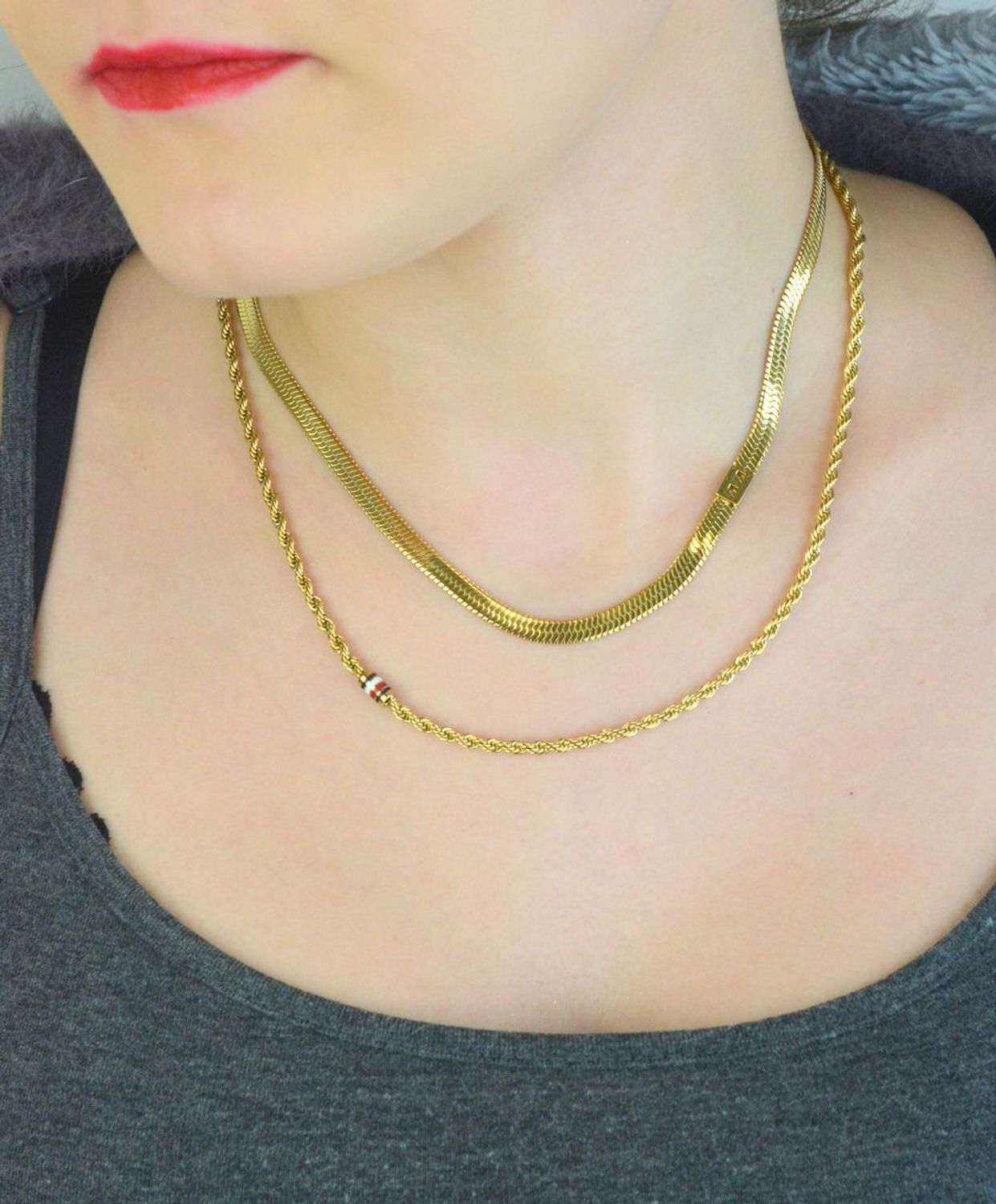 Złoty naszyjnik damski Tommy Hilfiger 2780980 z dwuwarstwowym designem i subtelnym detalem z logo marki. Regulowana długość, stal szlachetna, elegancki i nowoczesny.1.jpg