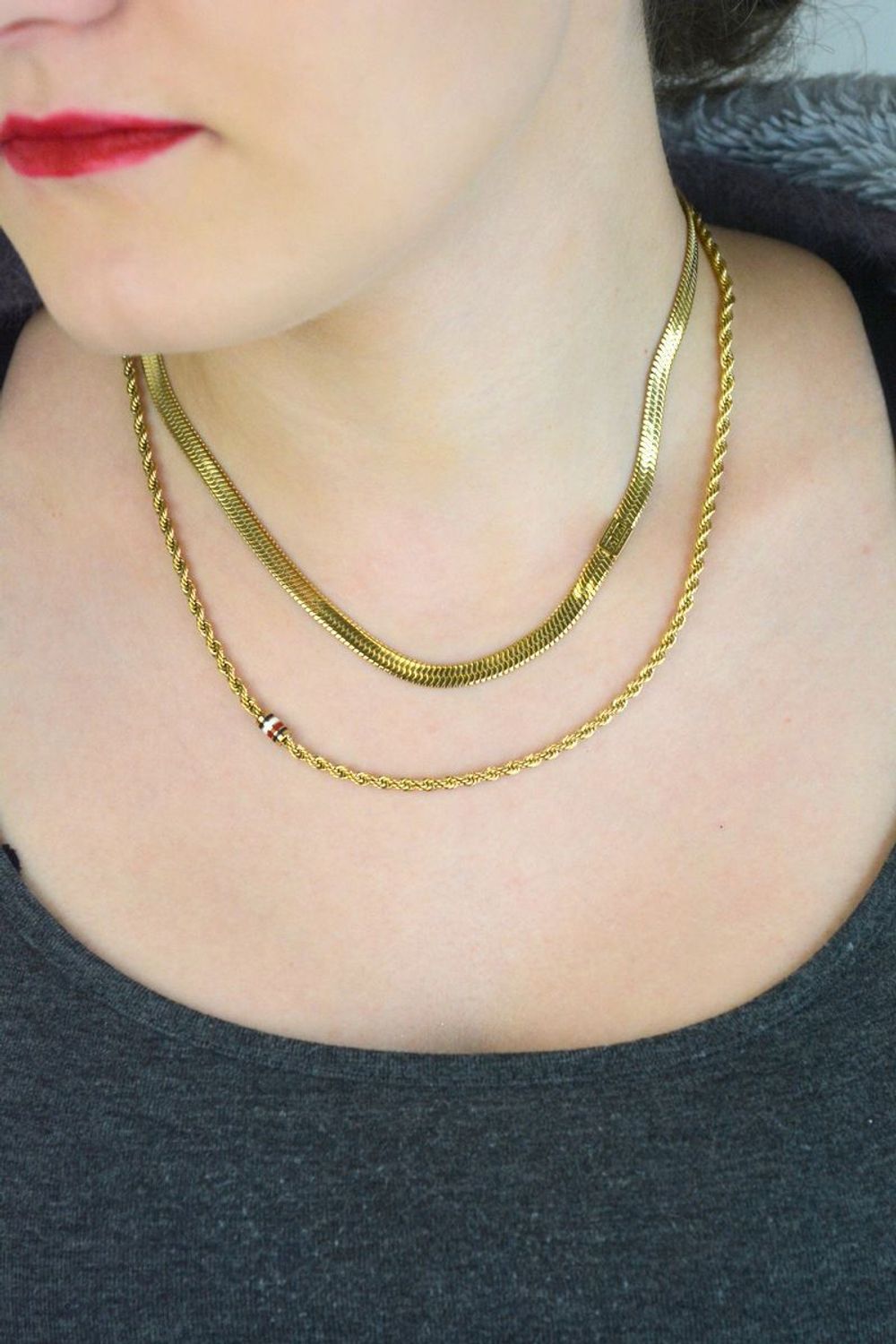 Złoty naszyjnik damski Tommy Hilfiger 2780980 z dwuwarstwowym designem i subtelnym detalem z logo marki. Regulowana długość, stal szlachetna, elegancki i nowoczesny.1.jpg