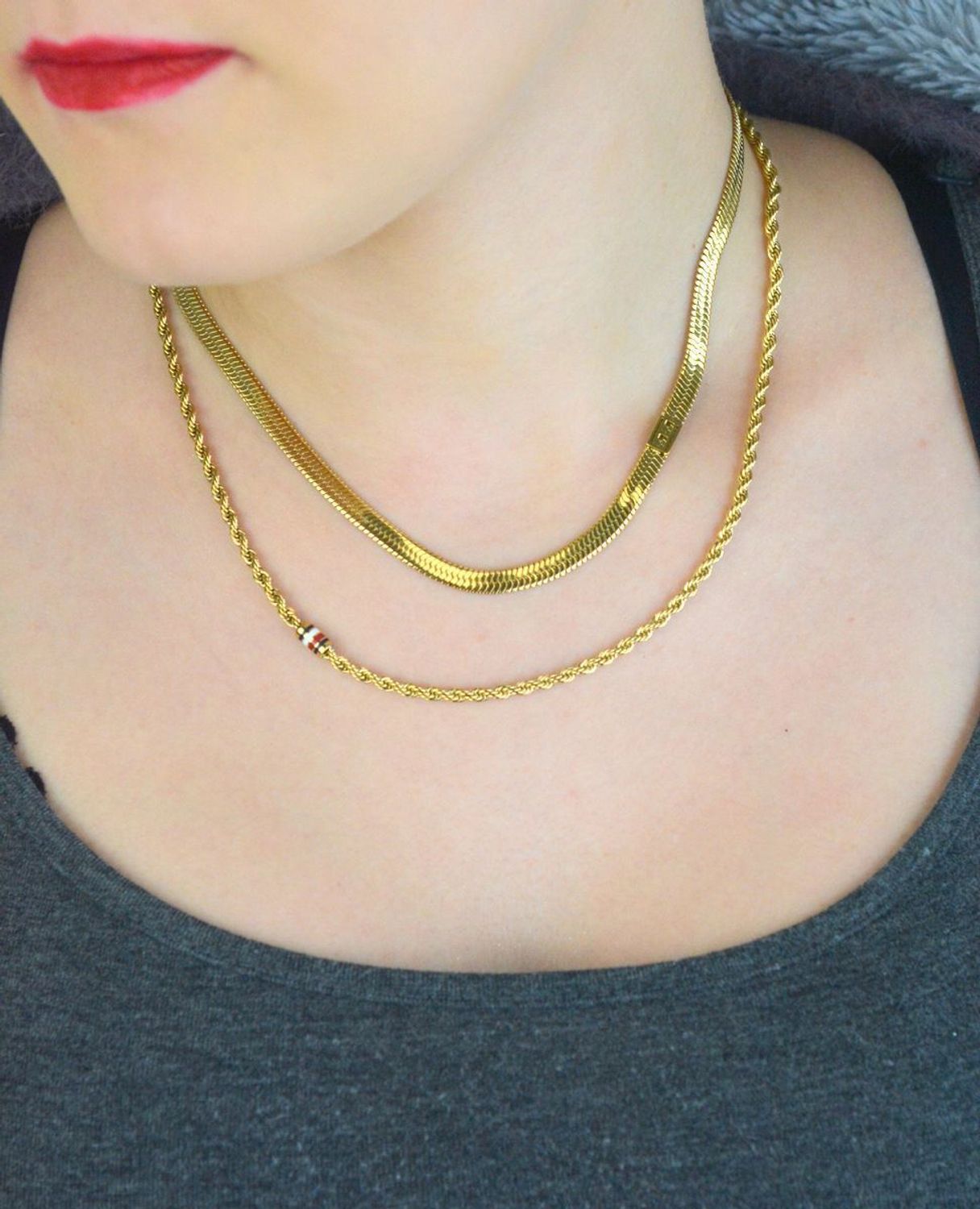 Złoty naszyjnik damski Tommy Hilfiger 2780980 z dwuwarstwowym designem i subtelnym detalem z logo marki. Regulowana długość, stal szlachetna, elegancki i nowoczesny.1.jpg