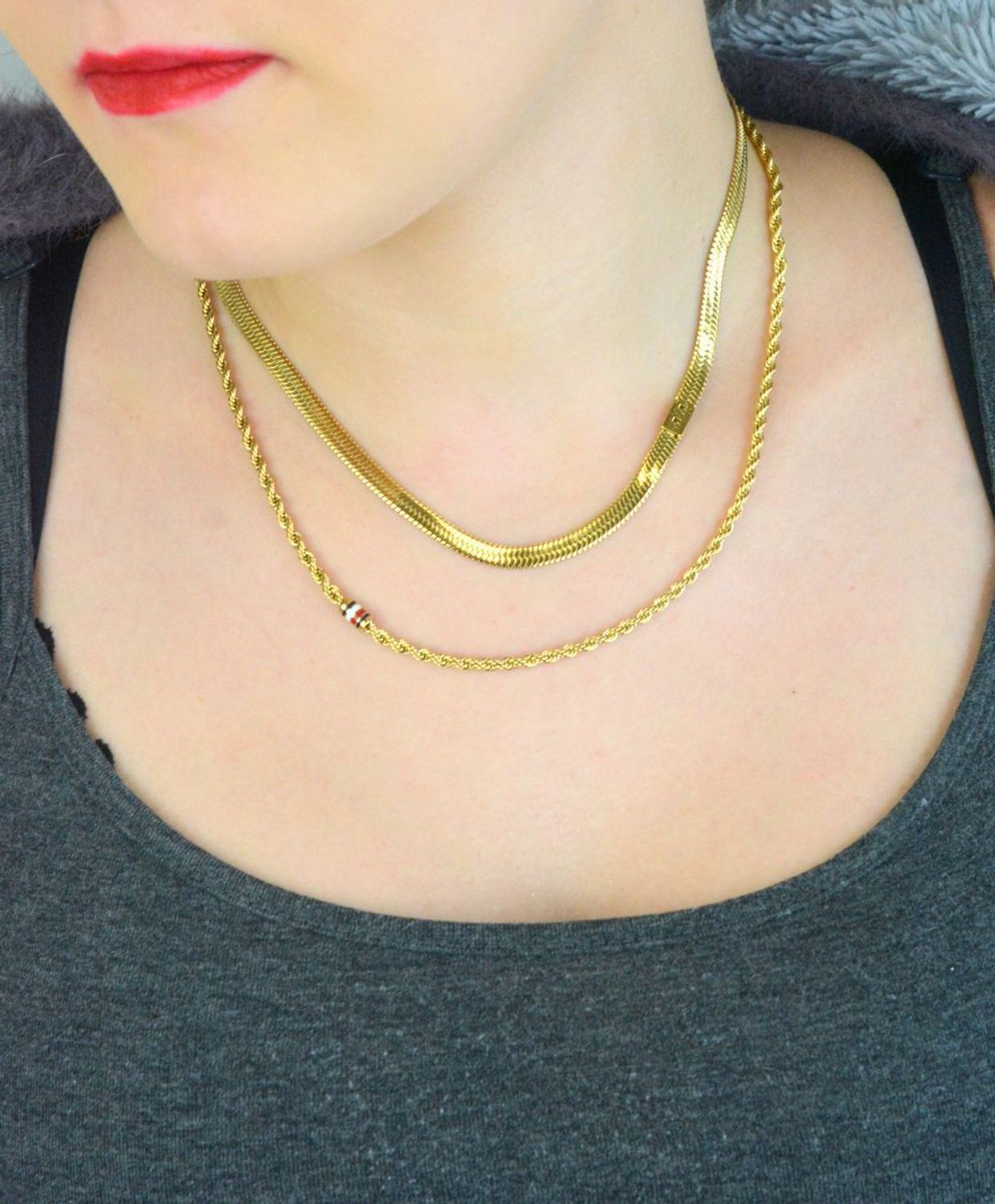 Złoty naszyjnik damski Tommy Hilfiger 2780980 z dwuwarstwowym designem i subtelnym detalem z logo marki. Regulowana długość, stal szlachetna, elegancki i nowoczesny.1.jpg