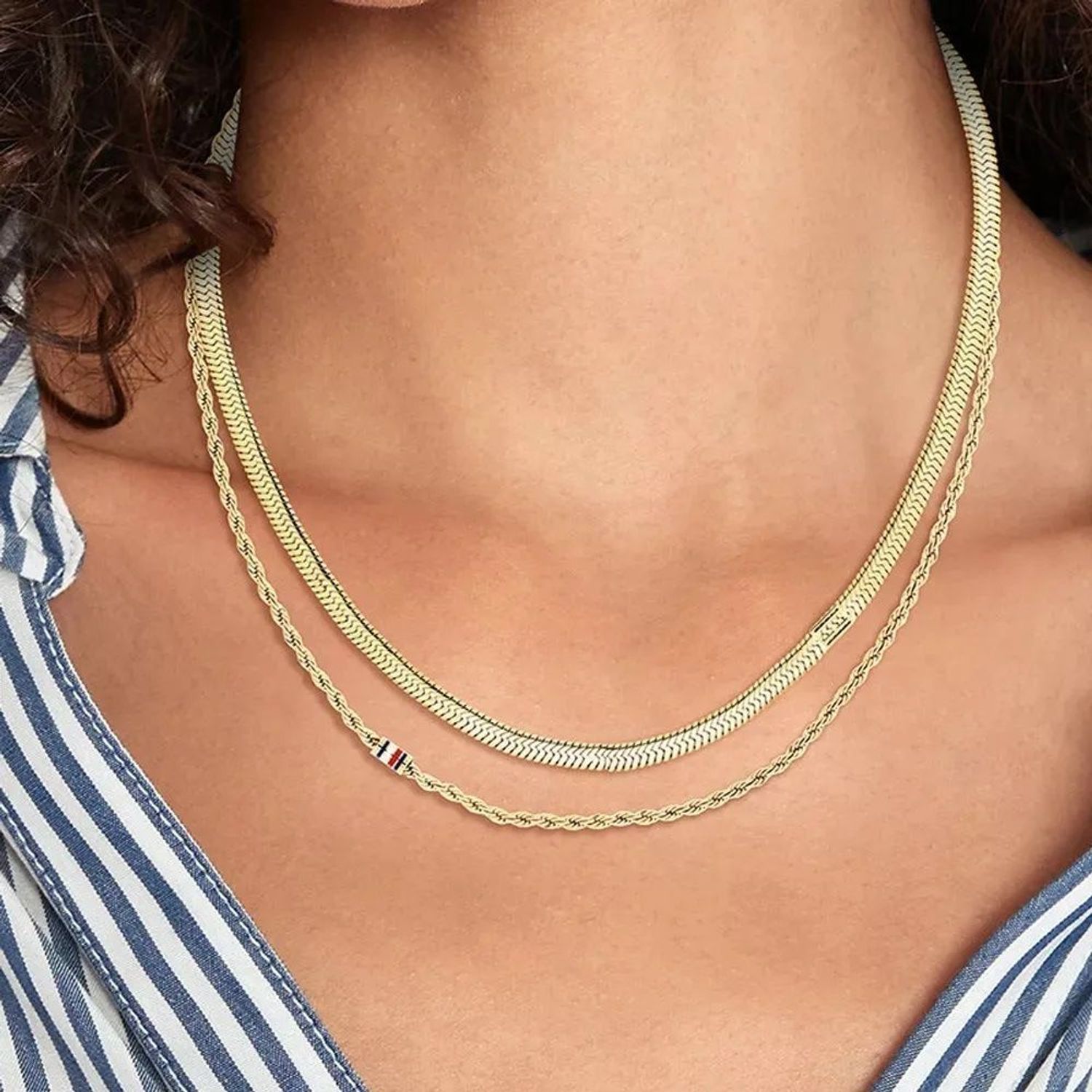 Złoty naszyjnik damski Tommy Hilfiger 2780980 z dwuwarstwowym designem i subtelnym detalem z logo marki. Regulowana długość, stal szlachetna, elegancki i nowoczesny.1.jpg