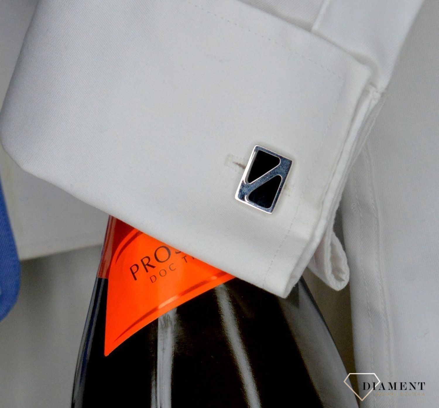 Spinki do mankietów srebrne 925 z czarną emalią 27851303. Komplet eleganckich spinek do mankietów z czarną emalią. Spinki wykonane z wysokiej jakości srebra 925.Zestaw spinki do mankietów to świetny pomysł na prezent i eleganckie uzu.jpg