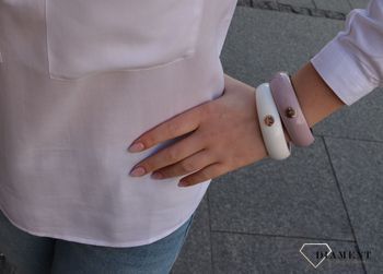 Bransoleta wykonana z tworzywa sztucznego w kolorze beżowym to świetny pomysł jako dodatek do gładkich stylizacji. Bransoletka damska. Idealna na prezent dla mamy.  (1).JPG