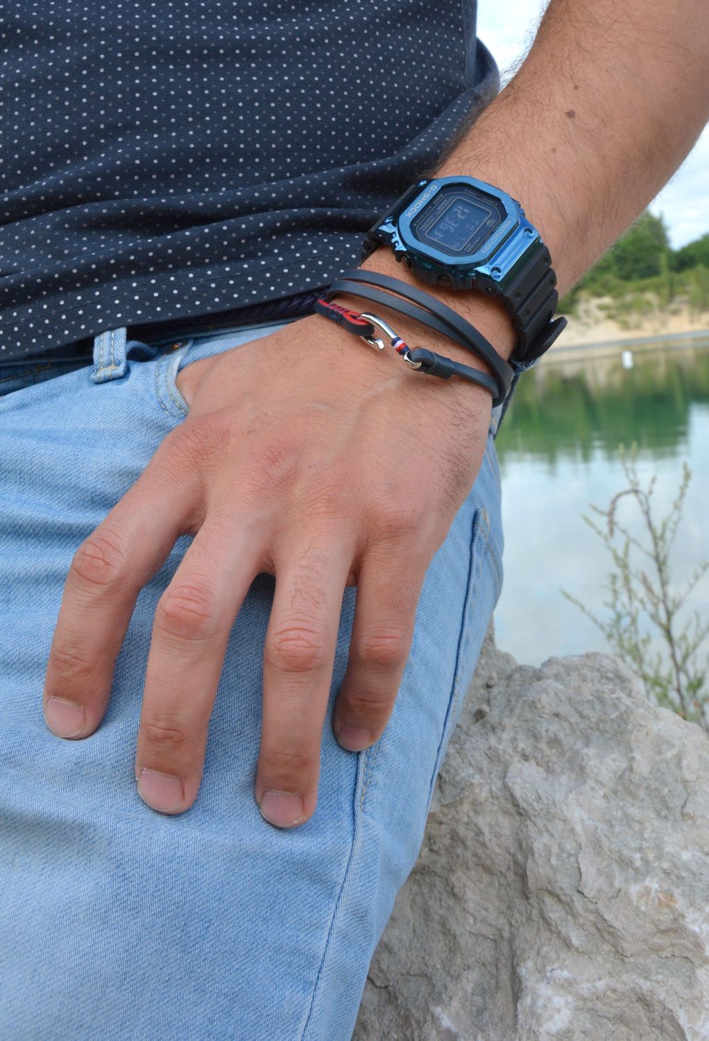 Stylowa i modna bransoletka w dwóch kolorach granatowym oraz czarnym. Zapięcie o bardzo modnym i ciekawym zapięciu. Idealny do uzupełnienia stylizacji..jpg