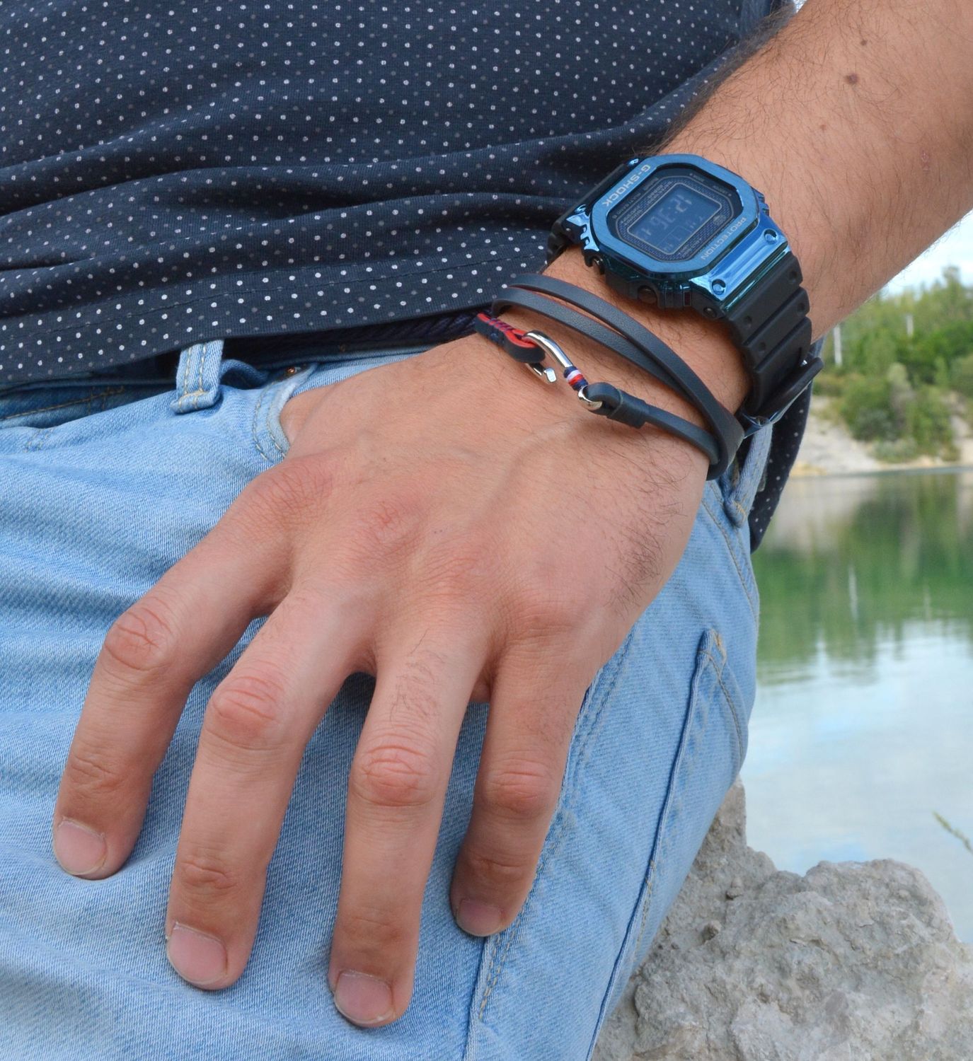 Stylowa i modna bransoletka w dwóch kolorach granatowym oraz czarnym. Zapięcie o bardzo modnym i ciekawym zapięciu. Idealny do uzupełnienia stylizacji..jpg