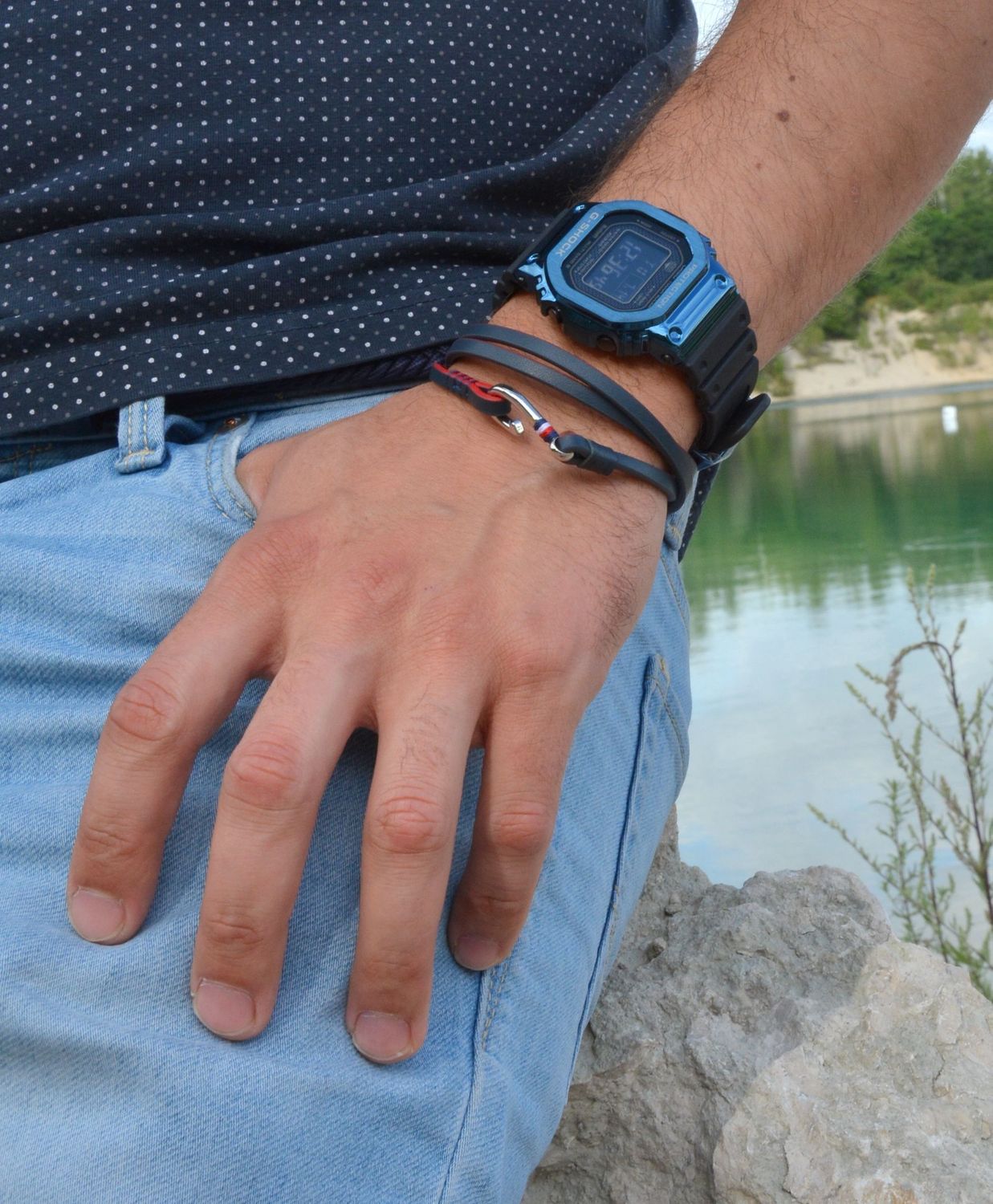 Stylowa i modna bransoletka w dwóch kolorach granatowym oraz czarnym. Zapięcie o bardzo modnym i ciekawym zapięciu. Idealny do uzupełnienia stylizacji..jpg