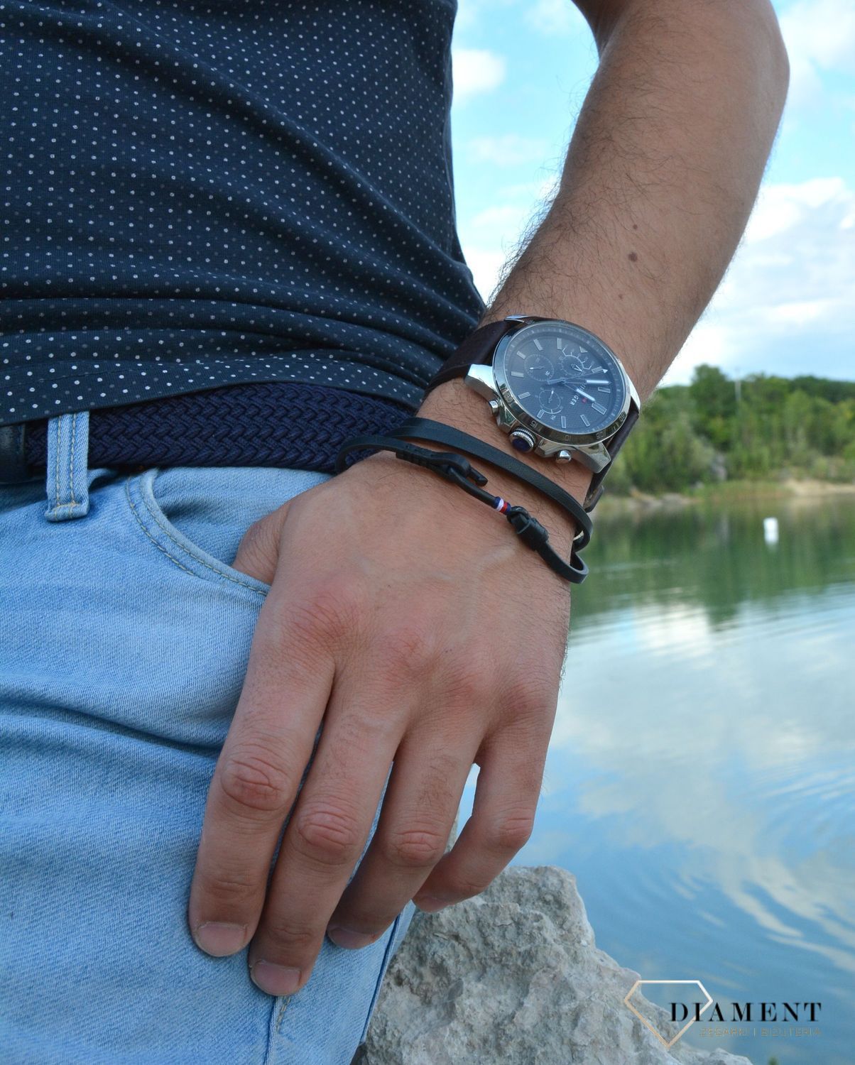 Stylowa oraz modna męska bransoletka w kolorze czarnym z modnym zapięciem na haczyk. Bransoletka męska świetnie ozdobi każdą stylizację..jpg