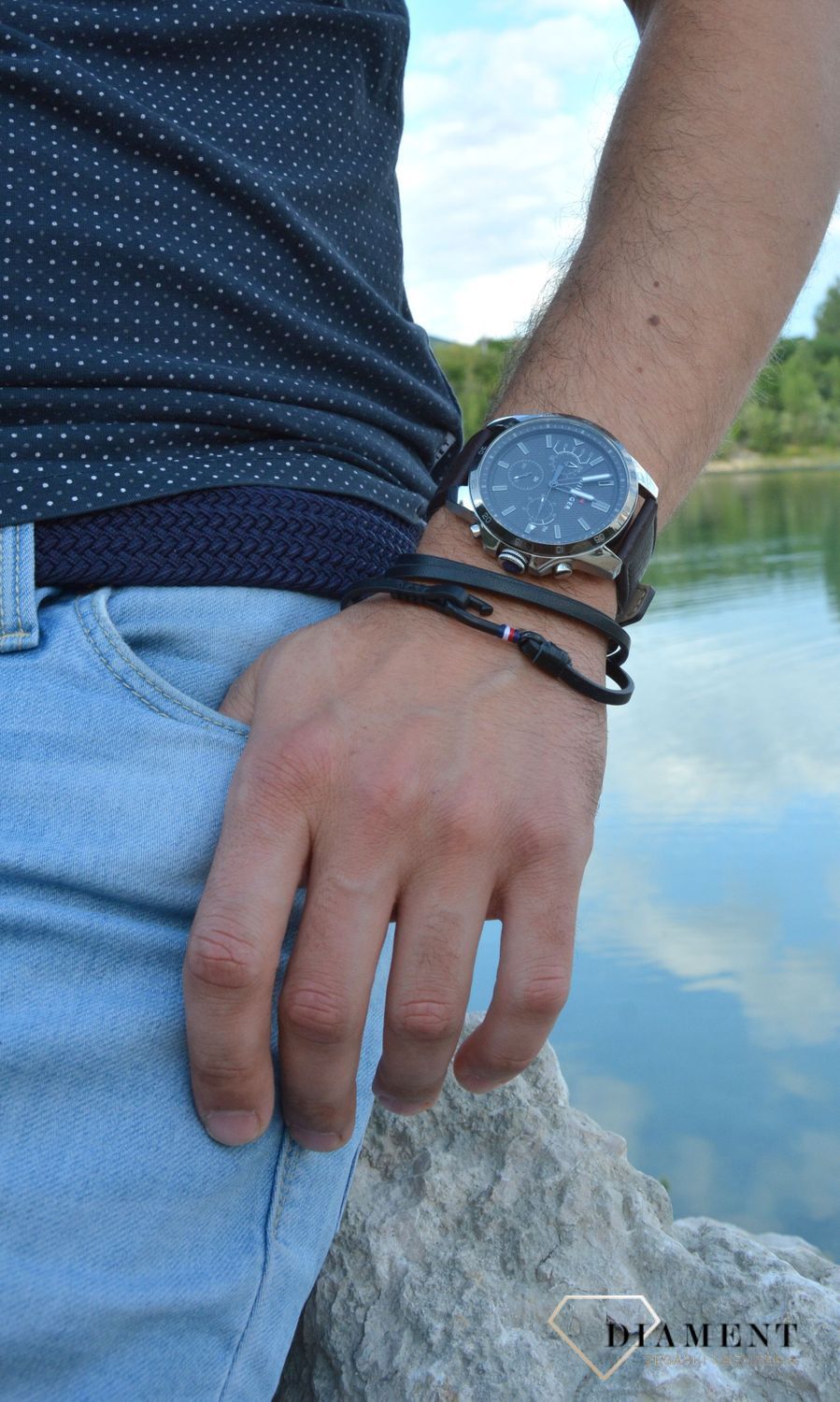 Stylowa oraz modna męska bransoletka w kolorze czarnym z modnym zapięciem na haczyk. Bransoletka męska świetnie ozdobi każdą stylizację..jpg