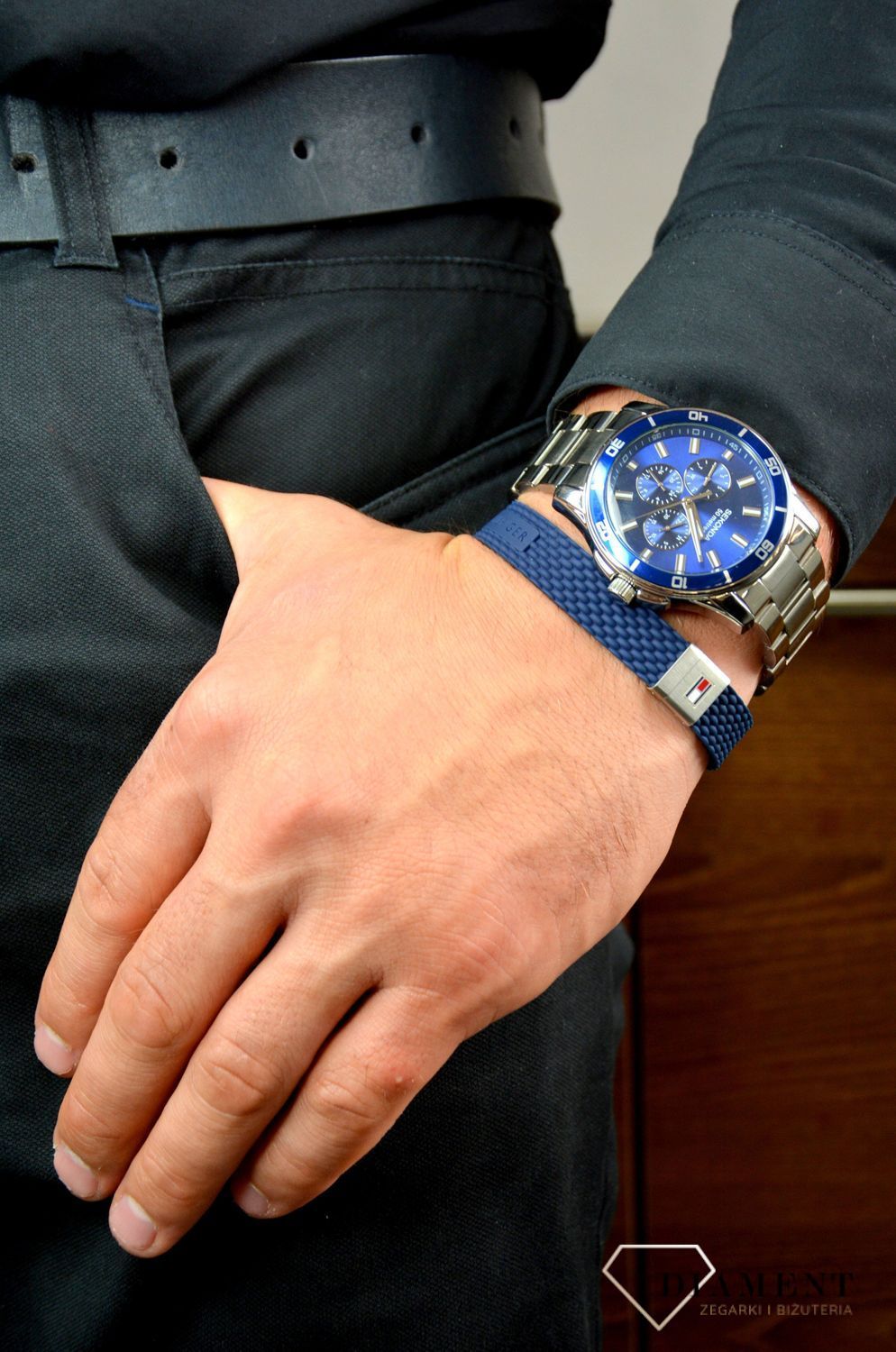 Bransoletka męska Tommy Hilfiger 2790239S. Stylowa oraz modna męska bransoletka w kolorze granatowym z modnym zapięciem na magnes. Bransoletka męska świetnie ozdobi każdą stylizację..jpg