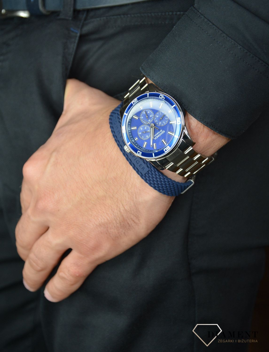 Bransoletka męska Tommy Hilfiger 2790239S. Stylowa oraz modna męska bransoletka w kolorze granatowym z modnym zapięciem na magnes. Bransoletka męska świetnie ozdobi każdą stylizację..jpg