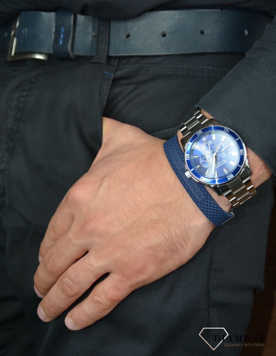 Bransoletka męska Tommy Hilfiger 2790239S. Stylowa oraz modna męska bransoletka w kolorze granatowym z modnym zapięciem na magnes. Bransoletka męska świetnie ozdobi każdą stylizację..jpg