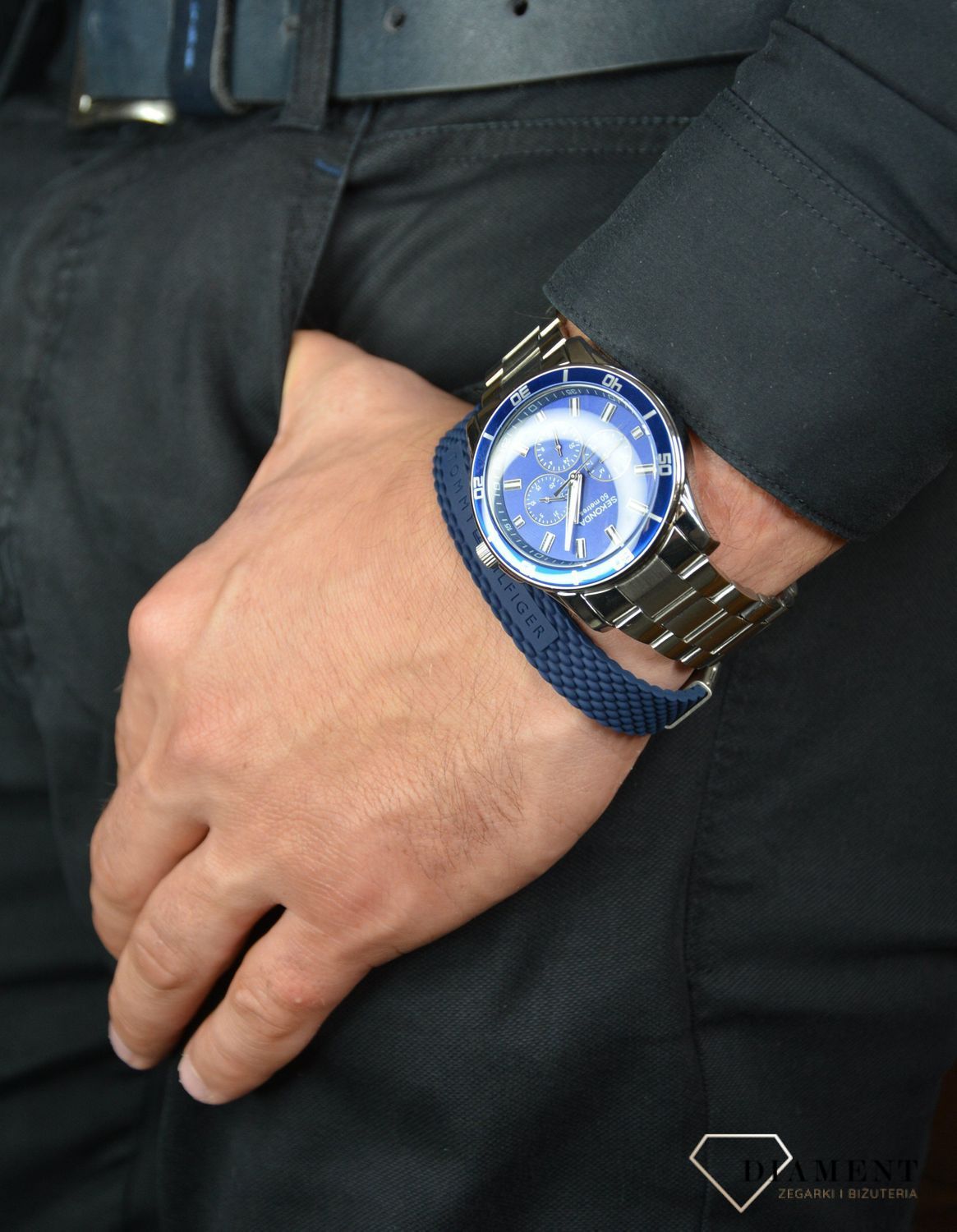 Bransoletka męska Tommy Hilfiger 2790239S. Stylowa oraz modna męska bransoletka w kolorze granatowym z modnym zapięciem na magnes. Bransoletka męska świetnie ozdobi każdą stylizację..jpg