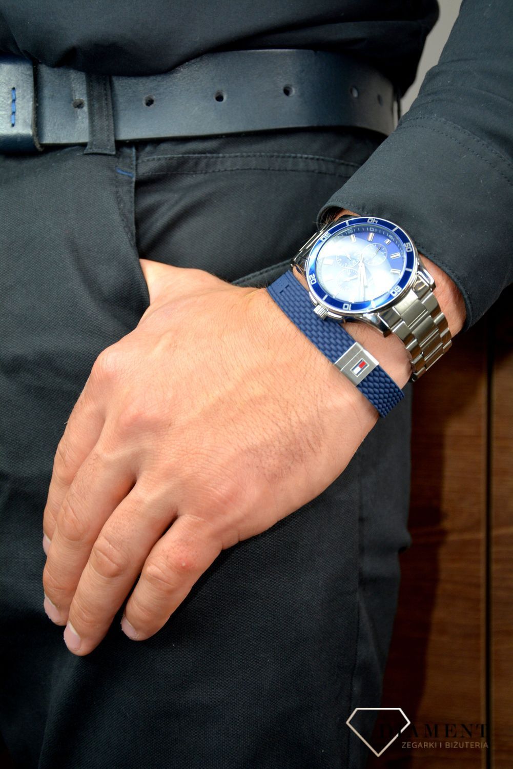 Bransoletka męska Tommy Hilfiger 2790239S. Stylowa oraz modna męska bransoletka w kolorze granatowym z modnym zapięciem na magnes. Bransoletka męska świetnie ozdobi każdą stylizację..jpg