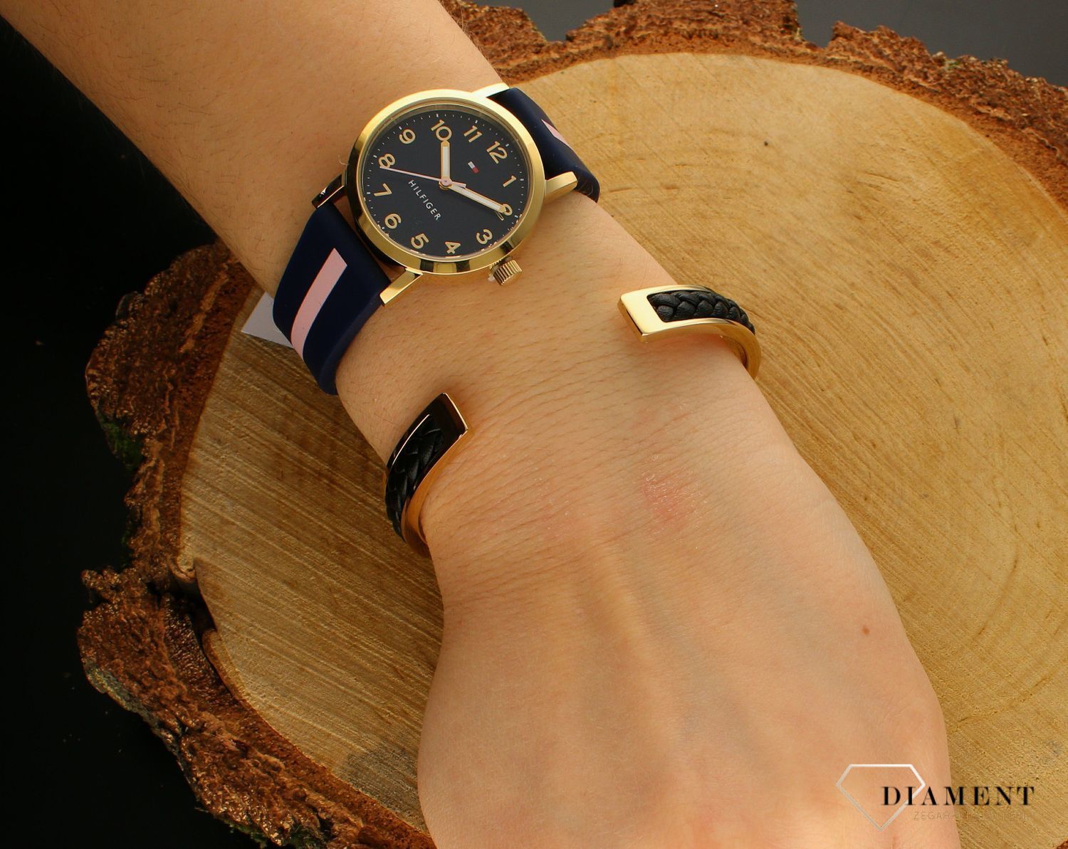 Bransoletka damska Tommy Hilfiger złota sztywna ze skórzaną plecionką 2790491.jpg