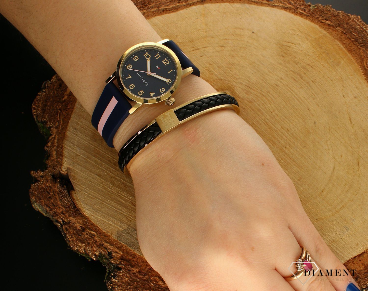 Bransoletka damska Tommy Hilfiger złota sztywna ze skórzaną plecionką 2790491.jpg