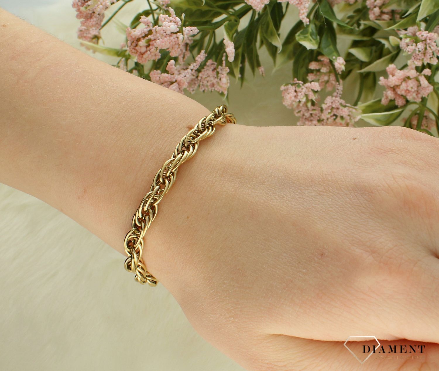 Bransoletka TOMMY HILFIGER 2790500 wykonana z wysokiej jakości stali szlachetnej i złotej powłoki IP. Elegancka bransoleta o efektownym splocie. Jest to świetny pomysł na prezent, który podkreśli wyczucie stylu oraz ak.webp