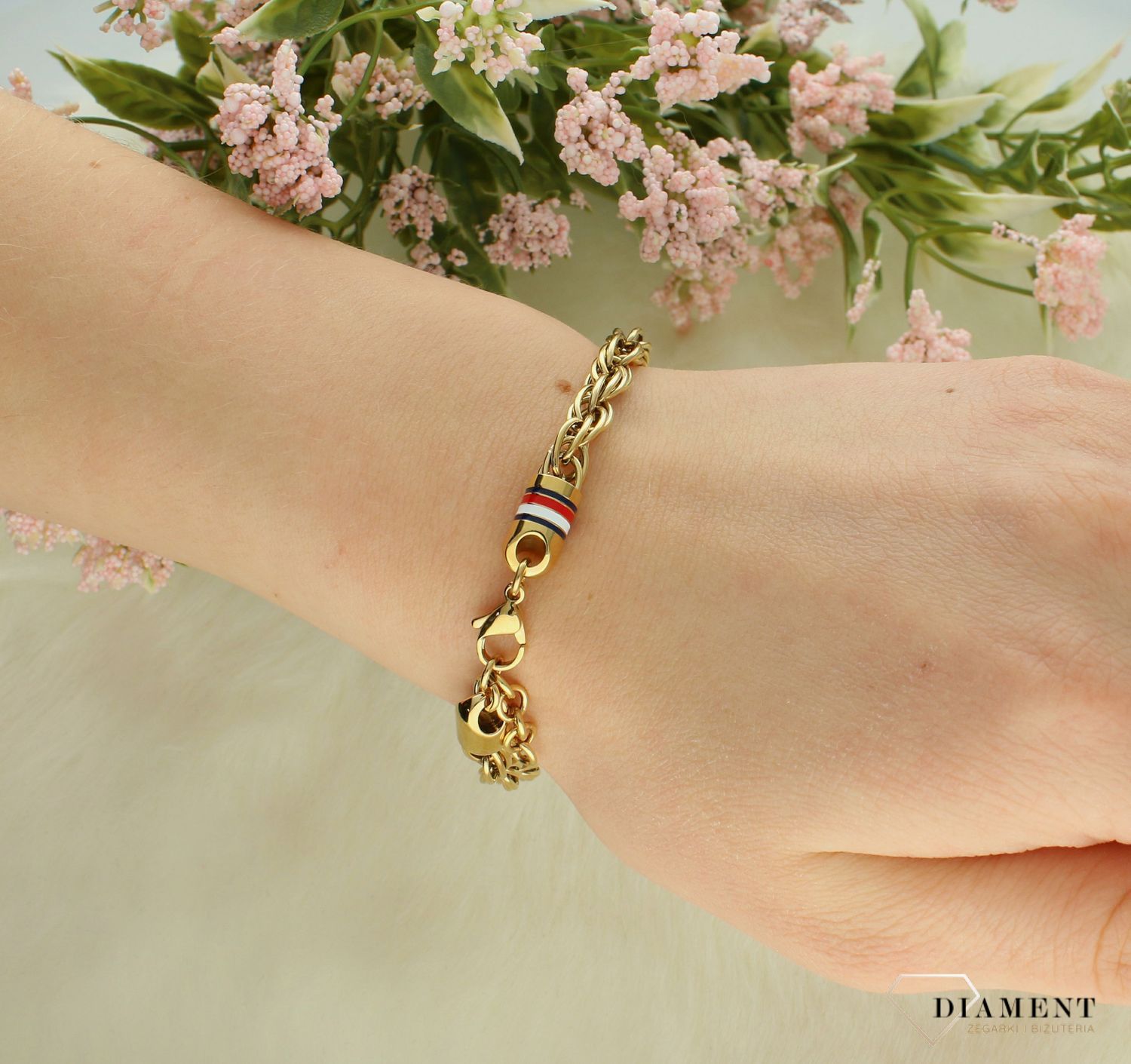 Bransoletka TOMMY HILFIGER 2790500 wykonana z wysokiej jakości stali szlachetnej i złotej powłoki IP. Elegancka bransoleta o efektownym splocie. Jest to świetny pomysł na prezent, który podkreśli wyczucie stylu oraz ak.webp