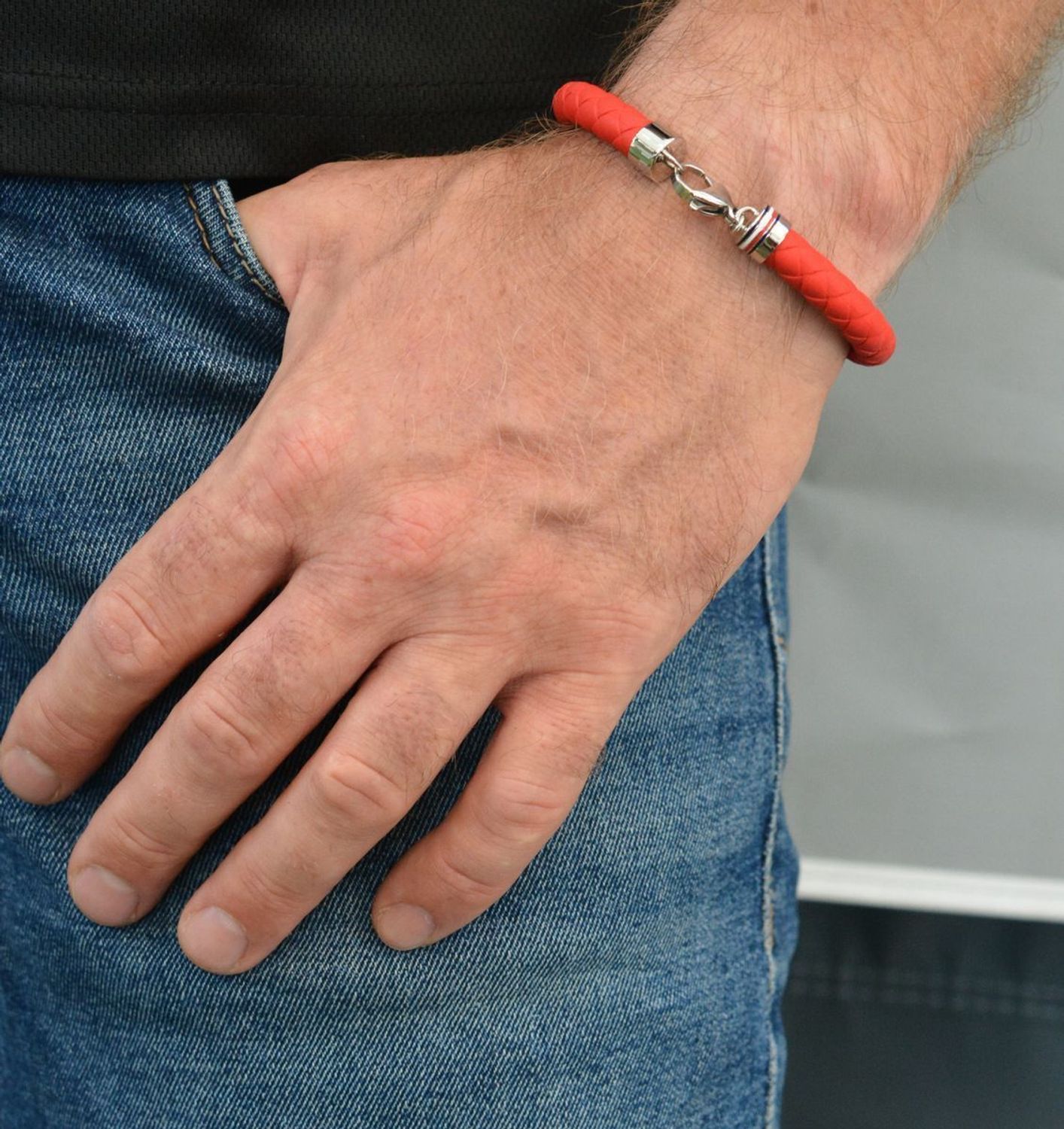 Bransoletka męska Tommy Hilfiger silikonowa czerwona plecionka 2790556. Bransoletka męska plecionka. Męska bransoletka czerwona. Oryginalna biżuteria z Tommiego Hilfingera. Męska bransoletka Tommy Hilfiger..jpg