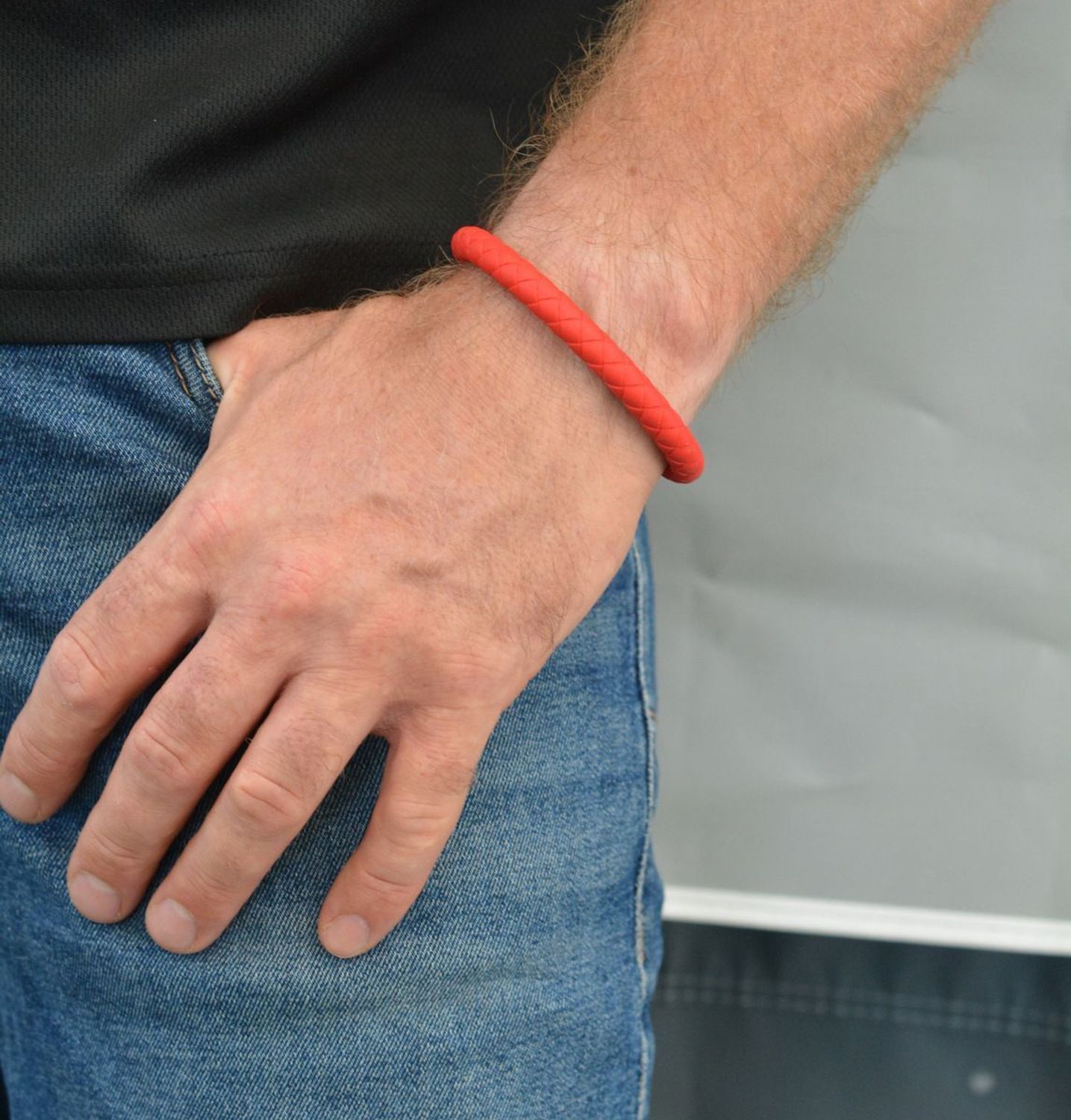 Bransoletka męska Tommy Hilfiger silikonowa czerwona plecionka 2790556. Bransoletka męska plecionka. Męska bransoletka czerwona. Oryginalna biżuteria z Tommiego Hilfingera. Męska bransoletka Tommy Hilfiger..jpg