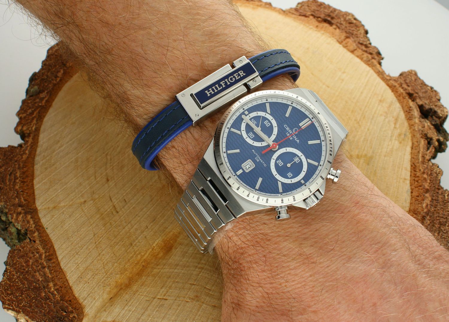 Bransoletka męska TOMMY HILFIGER 2790558 Bransoletka męska Tommy Hilfiger została wykonana z wysokiej jakości skóry i stali szlachetnej. Bransoletka została głównie utrzymana w granatowej kolorystyce..webp