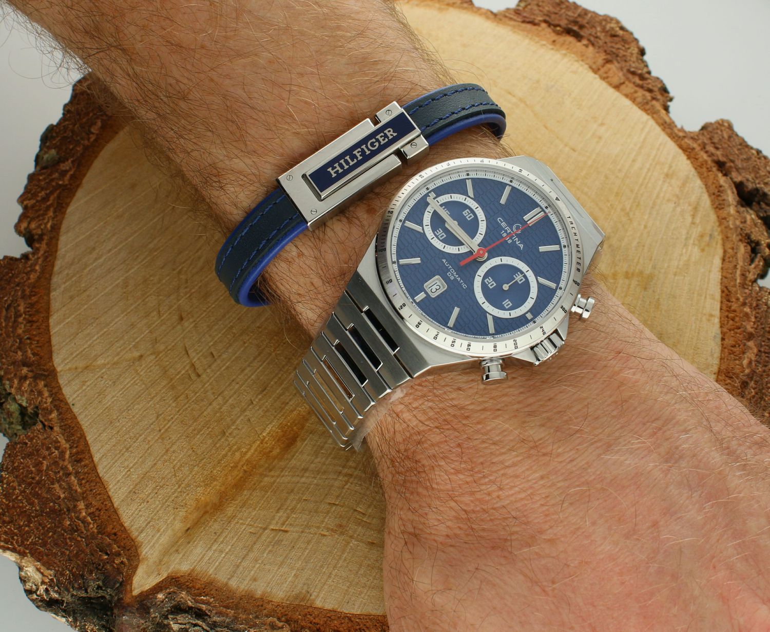 Bransoletka męska TOMMY HILFIGER 2790558 Bransoletka męska Tommy Hilfiger została wykonana z wysokiej jakości skóry i stali szlachetnej. Bransoletka została głównie utrzymana w granatowej kolorystyce..webp