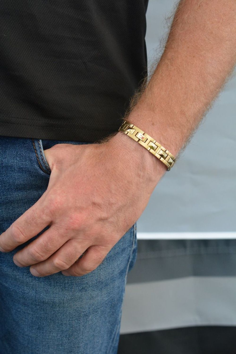 Bransoletka męska Tommy Hilfiger stalowa pozłacana w ćwieki 2790567. Bransoletka męska złota ze stali. Oryginalna biżuteria z Tommiego Hilfingera. Męska bransoletka Tommy Hilfiger. Bransoletka w złotym kolorze męska..jpg