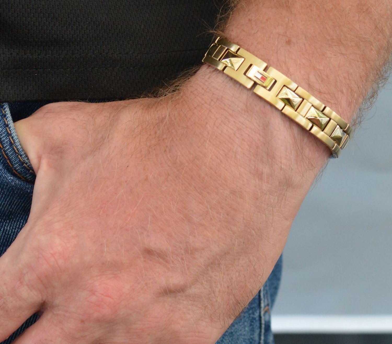 Bransoletka męska Tommy Hilfiger stalowa pozłacana w ćwieki 2790567. Bransoletka męska złota ze stali. Oryginalna biżuteria z Tommiego Hilfingera. Męska bransoletka Tommy Hilfiger. Bransoletka w złotym kolorze męska..jpg