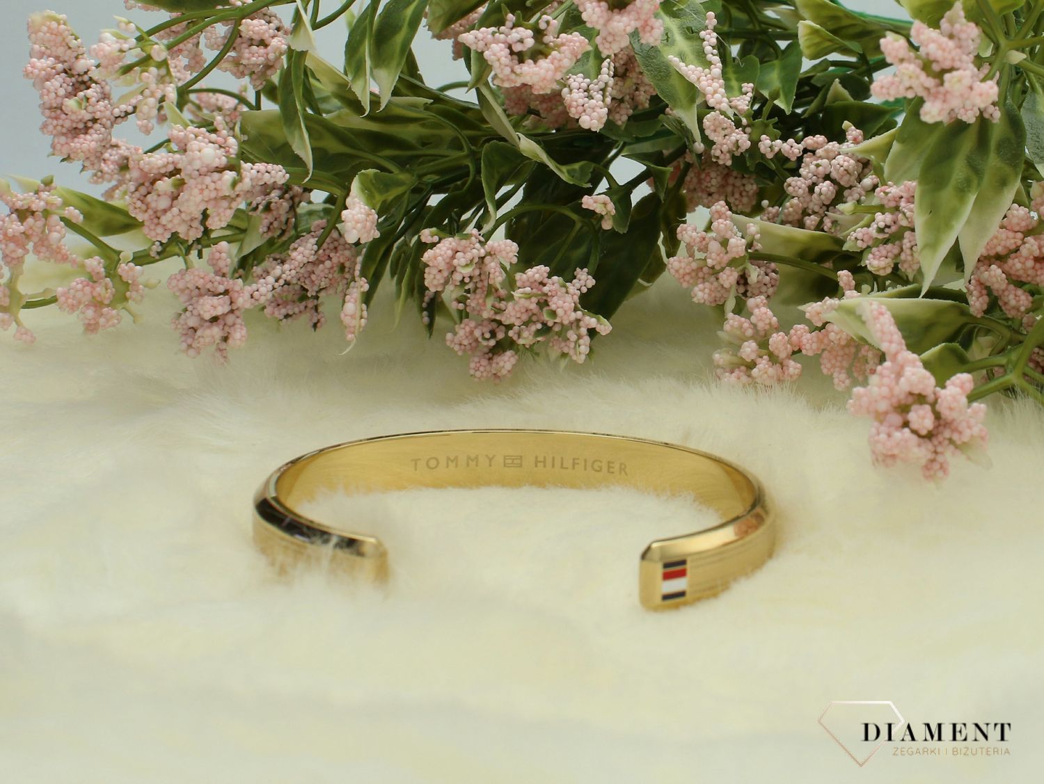 Bransoletka TOMMY HILFIGER sztywna 2790572 została wykonana z wysokiej jakości stali szlachetnej w kolorze złotym. Bransoletka damska w złotym kolorze sztywna. Dodatkowym atutem bransoletki jest małe logo marki znajduj.jpg